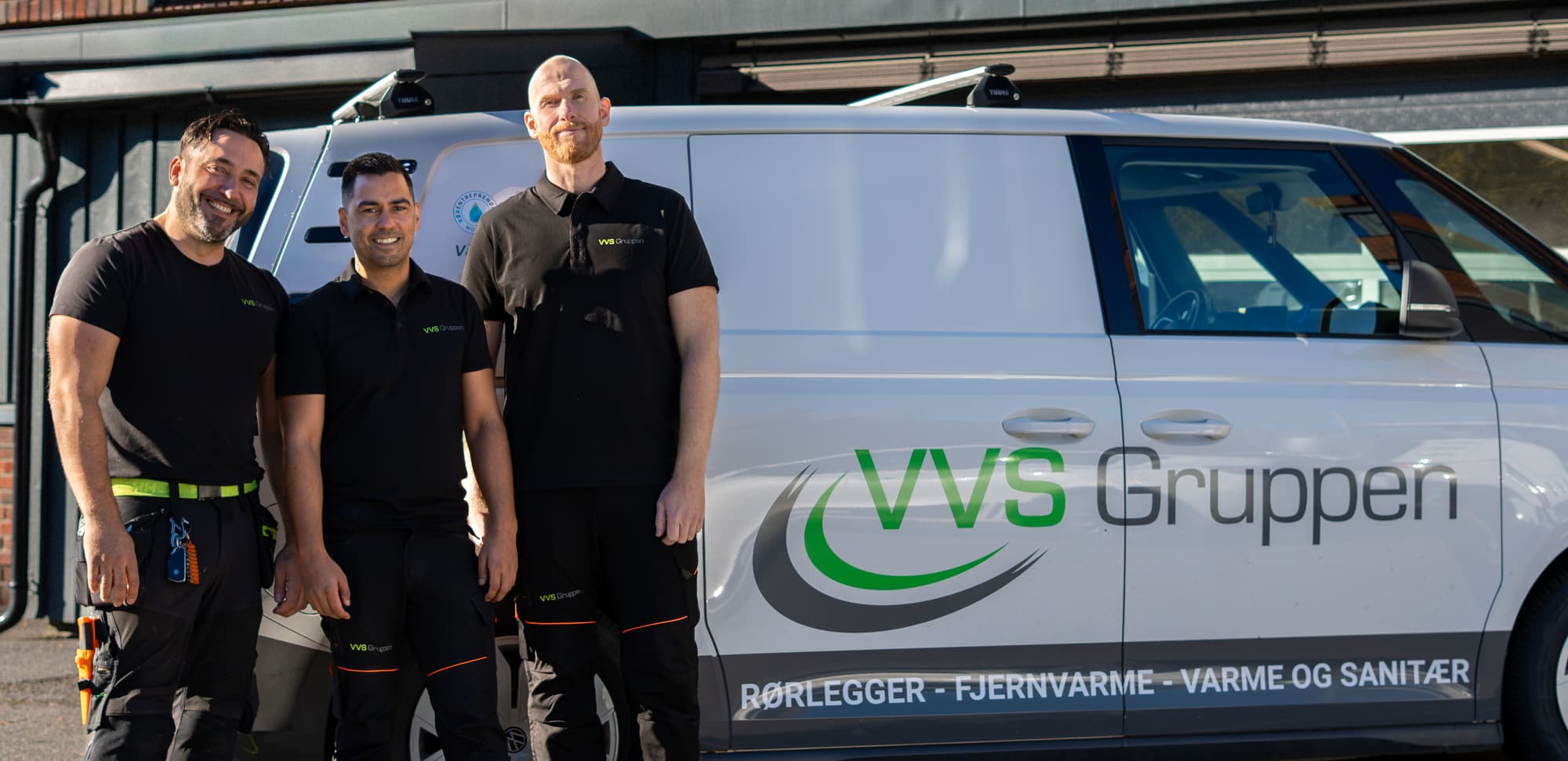 Tre rørleggere fra VVS Gruppen foran firmabilen.